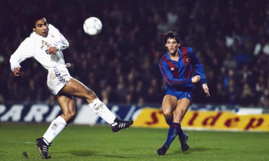 Barcelona forward Gary Lineker (r) shoots while Hugo Sánchez of Real Madrid looks on during the 'Clásico' between Barcelona and Real Madrid at Camp Nou on January 31, 1987