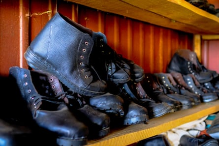 Des chaussures surdimensionnées pour les patients atteints de podoconiose à l'atelier d'Apido