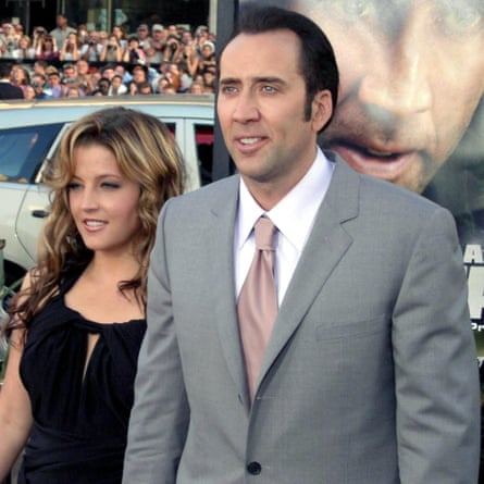 Lisa Marie Presley et Nicolas Cage à Los Angeles ;  après leur bref mariage, elle a déclaré que Cage la considérait comme un autre souvenir d'Elvis.