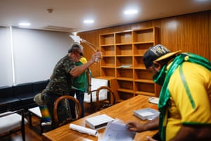 Bolsonaro supporters vandalise a room in Palácio do Planalto.