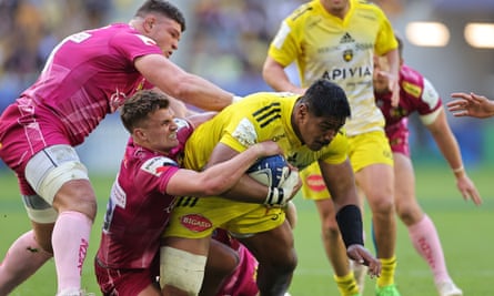 Will Skelton ditangani oleh Henry Slade