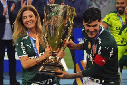 Leila Pereira and Gustavo Gómez, the Palmeiras captain, hold the Paulista championship trophy after beating São Paulo in 2022.