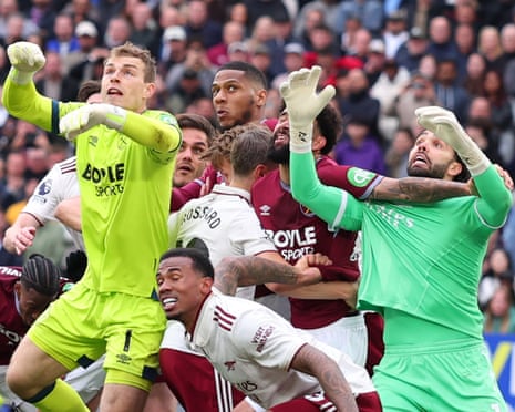 West Ham gửi khiếu nại PGMO về bàn thắng bị tước bàn trước Arsenal 1 West Ham to lodge complaint with referee chiefs over disallowed goal against Arsenal | West Ham United | The Guardian