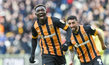 Adama Traoré merayakan kemenangannya untuk Hull.