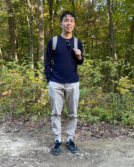 Wilfred Chan ne porte qu'un haut HeatTech lors d'une randonnée.