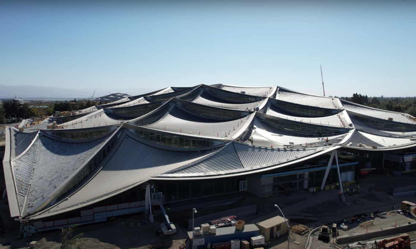 <div class=__reading__mode__extracted__imagecaption>The finished building in Mountain View will have an estimated 90,000 tiles forming a ‘solar skin’.Photograph: YouTube/Google Real Estate<br>The finished building in Mountain View will have an estimated 90,000 tiles forming a ‘solar skin’.Photograph: YouTube/Google Real Estate</div>