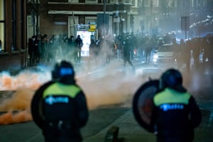 Young people seeks confront police and on Beijerlandselaan in Rotterdam.