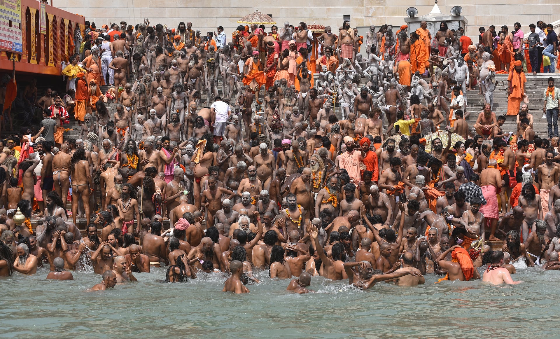 Сколько человек купается. Река ганг Варанаси Индия.