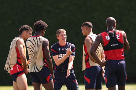 Oliver Glasner speaks to some of his players in training