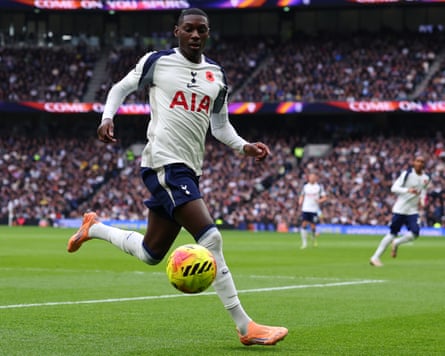 Randal Kolo Muani with ball