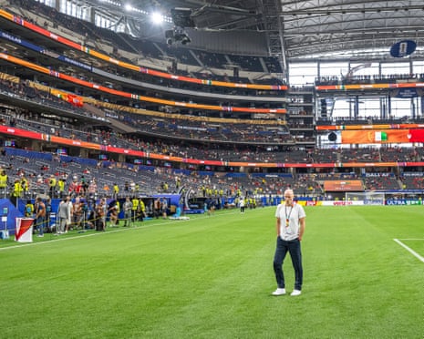 Head coach Ståle Solbakken takes a look around the cavernous Dallas Stadium.