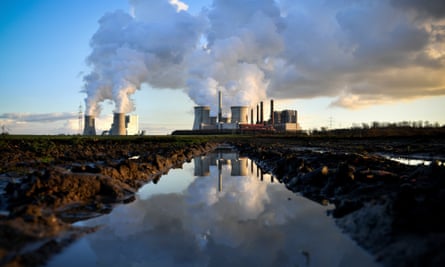 ’আমাদের কি করা প্রয়োজন এবং আসলে কি করছি - এই দুয়ের ব্যবধান মাত্র ১ মিনিটের প্রশস্থ।’ ইউরোপের বৃহত্তম কার্বন ডাই অক্সাইড এর উৎস, জার্মানির বার্হিমের রেনিশ ব্রাউন কয়লা ফিল্ড। Photograph: Sascha Steinbach/EPA