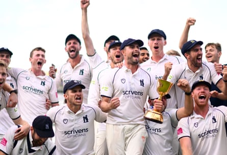 WarwickshireâÂÂs Will Rhodes lifts the County Championship trophy alongside his teammates in 2021