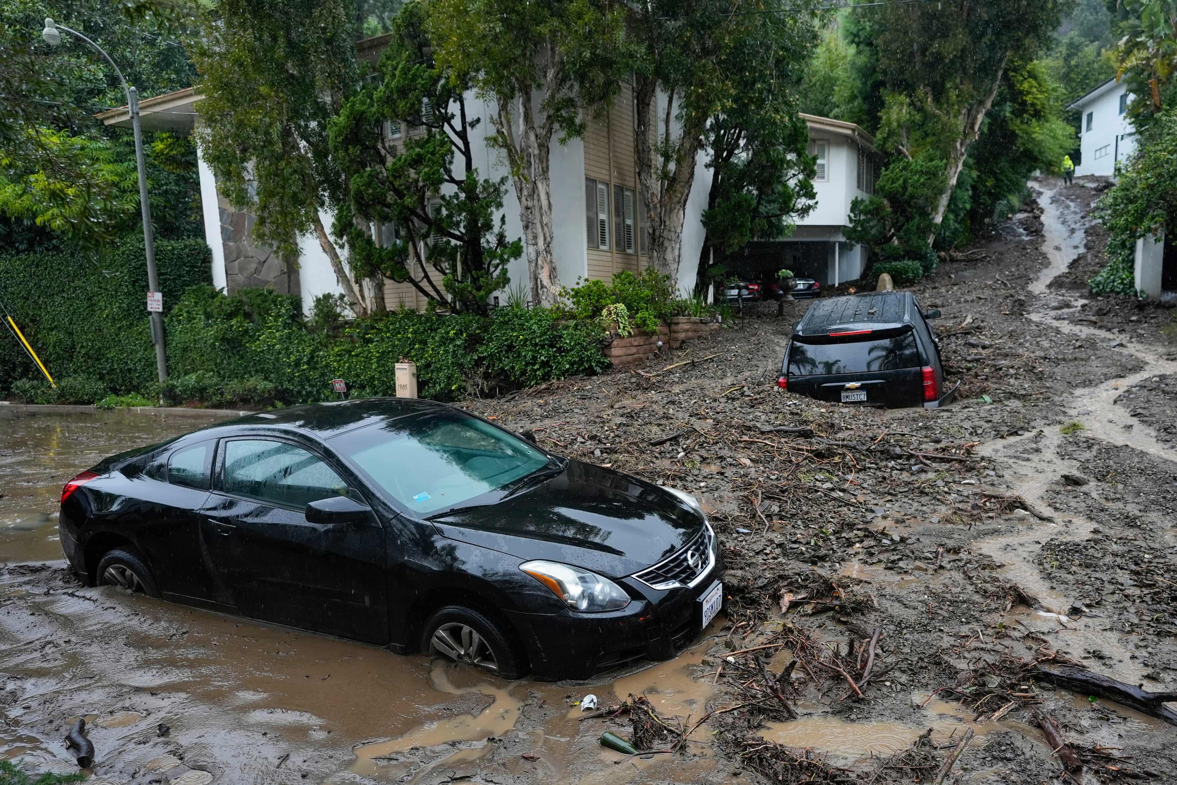 Three people dead from California storms as rain and floods wreak havoc (theguardian.com)