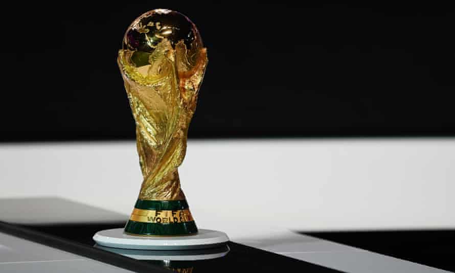 La Coupe du monde exposée à Doha lors du Congrès de la FIFA jeudi.