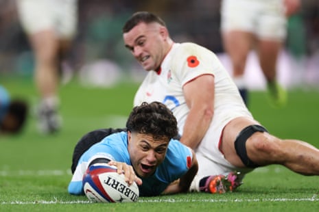 Caleb Muntz scores Fiji's second try against England.