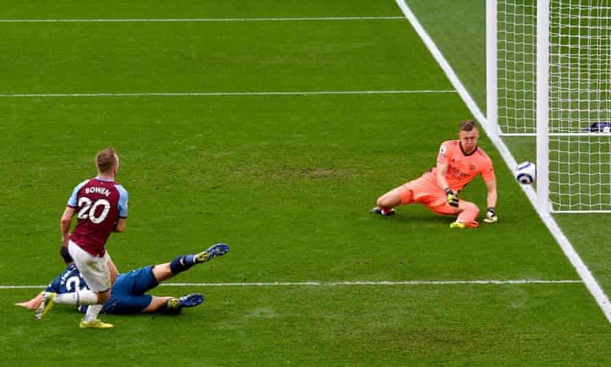 Jarrod Bowen squeezes the ball past Bernd Leno to put West Ham 2-0 up.