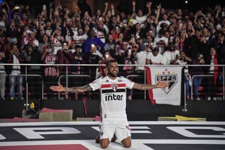 São Paulo turned out in big numbers to welcome Alves home in August.