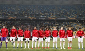 Arsenal players are ready for the kickoff.