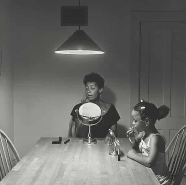 Carrie Mae Weems – Untitled (Woman and daughter with makeup), 1990
