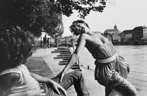 Hugo Jaeggi: Der 18. Geburtstag, Basel, 1983 Hugo Jaeggi is an avid storyteller. 'Above all, his encounters with people inspire him to record life stories and destinies, to accompany developments, to observe changes and to reflect on these changes,' wrote Peter Pfrunder, director of the Fotostiftung Schweiz, about the Swiss photographer. Due to his power of observation and his sense for the right moment, Jaeggi tells sometimes tragic, sometimes humorous stories in his pictures.