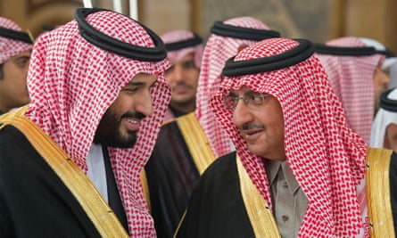 En décembre 2016, le prince héritier saoudien Mohammed ben Nayef (à droite) s'entretient avec le vice-prince héritier Mohammed ben Salmane lors de la séance d'ouverture du Conseil de la Choura à Riyad.
