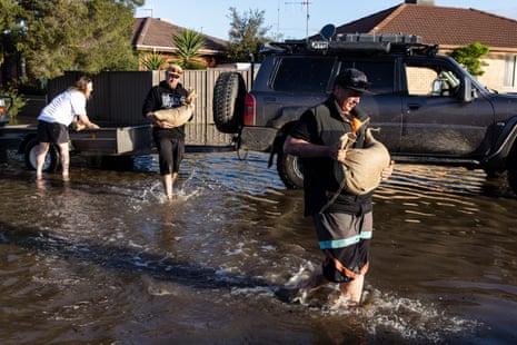 Local residents deliver sandbags to houses affected by the flood in Shepparton, Victoria on Sunday.