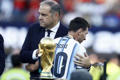 AFC tham gia liên minh, đã đủ phiếu để phế truất Chủ tịch FIFA 5 Victor Montagliani consoles Lionel Messi after the World Cup final