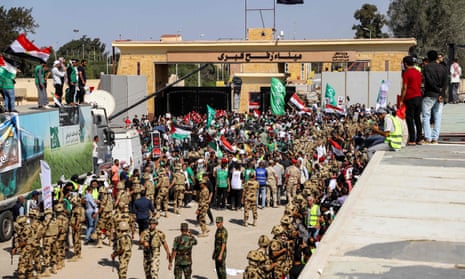 Egyptian army special forces soldiers Egyptian army special forces soldiers near the gate of the Egyptian side of the Rafah border crossing with the Gaza Strip on Friday