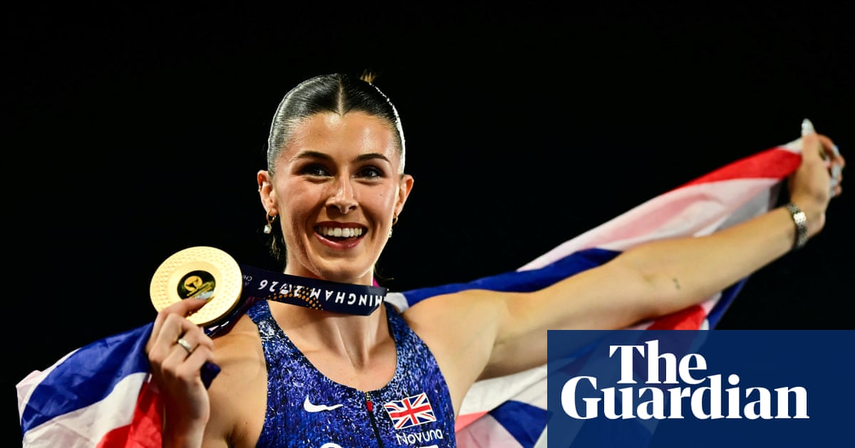 Quicksilver Amy Hunt flies to glorious golden double with 200m triumph