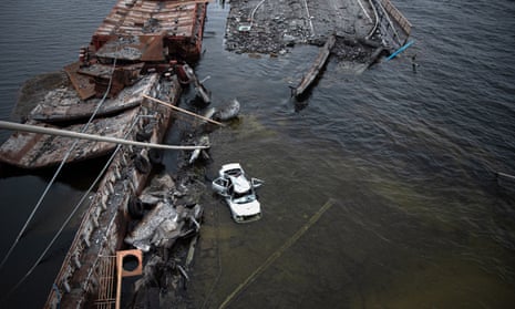 Un automóvil visto flotando en el río Dniéper junto al puente Antonovsky explotó en noviembre.