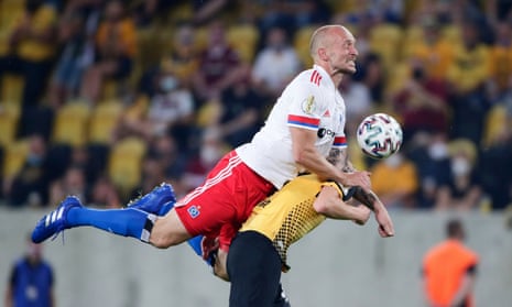 Hamburg’s Toni Leistner in action with Dynamo Dresden's Christoph Daferner