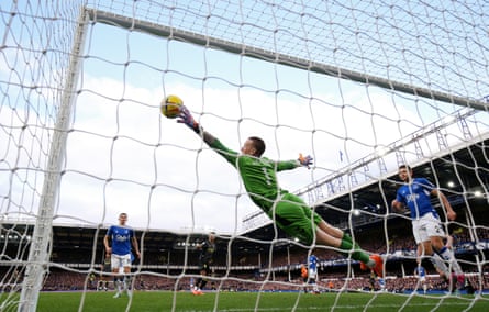 Le gardien de but d'Everton, Jordan Pickford, a fait un arrêt sur Ollie Watkins d'Aston Villa le mois dernier.