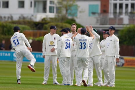 सरे बनाम लीसेस्टरशायर, नॉट्स बनाम ग्लैमरगन, और बहुत कुछ: काउंटी क्रिकेट, चौथा दिन – लाइव