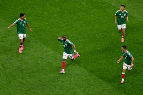 Quinones celebrates