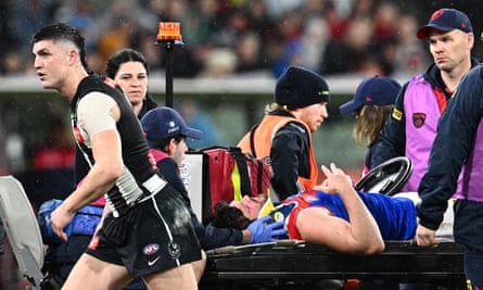 Collingwood’s Brayden Maynard returns to the action of the qualifying final as Melbourne’s Angus Brayshaw is medicabbed off the MCG.