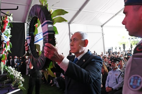 Benjamin Netanyahu lays a wreath at a memorial ceremony.