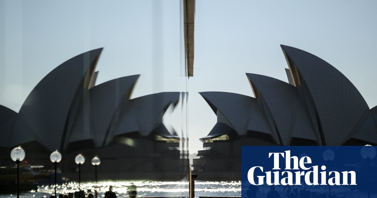 Sydney set to hit 33C in warmest start to spring since mid-1800s, while snow forecast in southern NSW