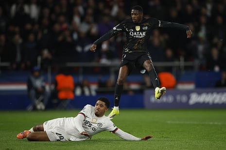 Ousmane Dembélé scores for PSG.