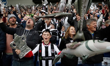 Les fans de Grimsby Town avec des poissons gonflables avant leur quart de finale de la FA Cup à Brighton