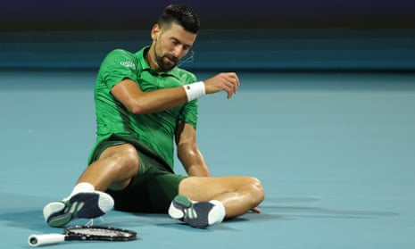 Những vết nứt rõ ràng hơn trong lối chơi của Djokovic khi anh cố gắng duy trì phong độ đỉnh cao | Novak Djokovic | The Guardian