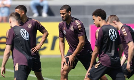 Bek Jerman Josha Vagnoman (tengah) ambil bagian dalam sesi latihan di Frankfurt.