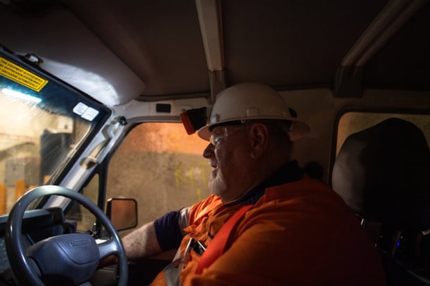 Le surintendant des mines John Bourne conduisant le véhicule au laboratoire de physique souterrain de Stawell