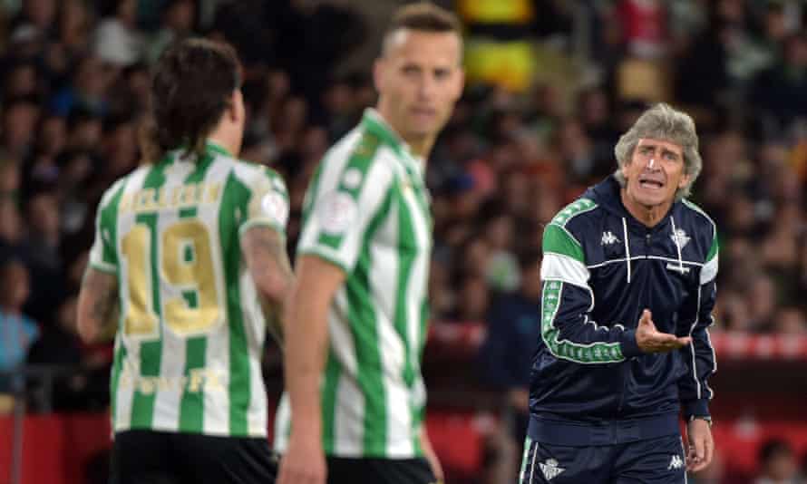 A tracksuited Manuel Pellegrini gives instructions to his Betis players.