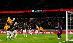 Matt Doherty của Wolverhampton Wanderers ghi một bàn thắng được loại trừ cho bóng ném.