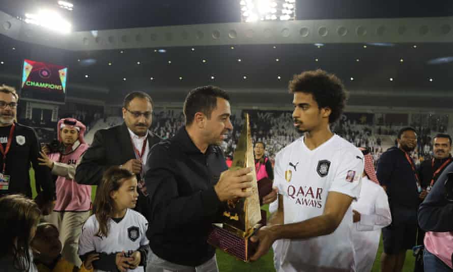 Xavi et l'attaquant d'Al Sadd Akram Afif avec la Coupe du Qatar en janvier 2020