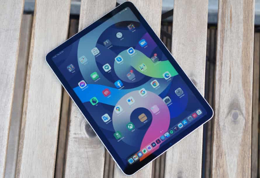 El iPad Air de cuarta generación (2020) es una potencia integral, tan capaz de hacer el trabajo como de una gran máquina de entretenimiento y videollamadas.