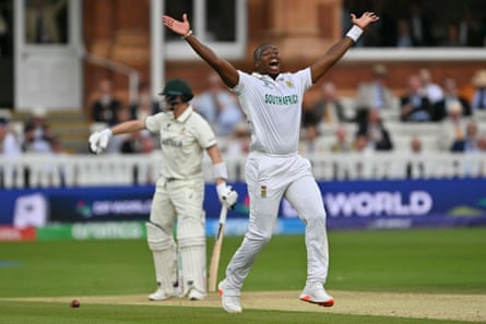 Lungi Ngidi appeals for lbw against Steve Smith, given after a review.