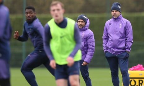 Mauricio Pochettino (right) and his assistant Jesus Pérez watch their Tottenham players train on Friday before Saturday’s game with Sheffield United. 