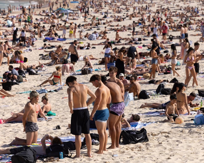 Sydney reaches 33C in potentially warmest start to spring since mid-1800s, while snow forecast in southern NSW